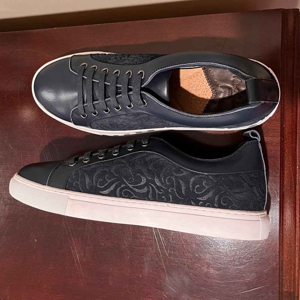 NWOT Robert Graham navy sneakers